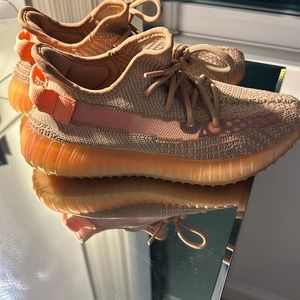 adidas Yeezy Boost 350 V2
Clay